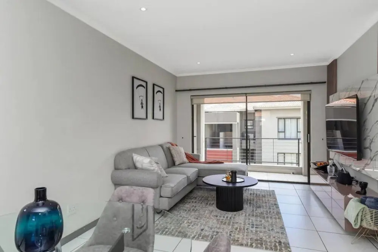 2 Bed Flat - Sleeps 4 - Pool - Garden - Parking
