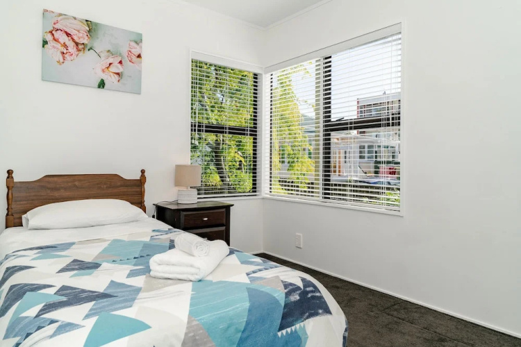 Birkenhead Modern 3 Bedrooms Villa