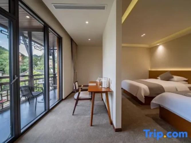 Standard Twin room with balcony
