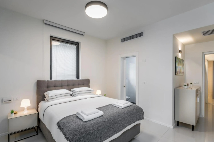Spacious & Design 2BDR W/ balcony and parking