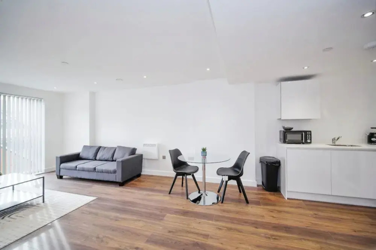 1 Bed Serviced Apartment Bracknell Station 5 Mins