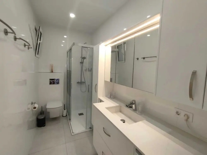 Elegant and Spacious Apartment With Sea Vieuw