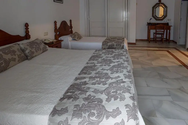 Standard Triple room
