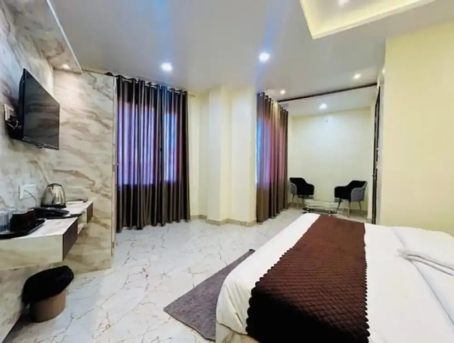 Hotel R K Palace