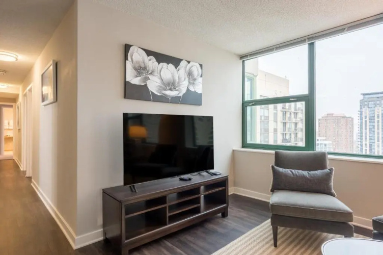 3BR 2BA Captivating Penthouse with Views Pool & Gym