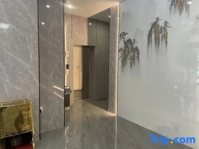 Luoshan Xinrong Garden Hotel