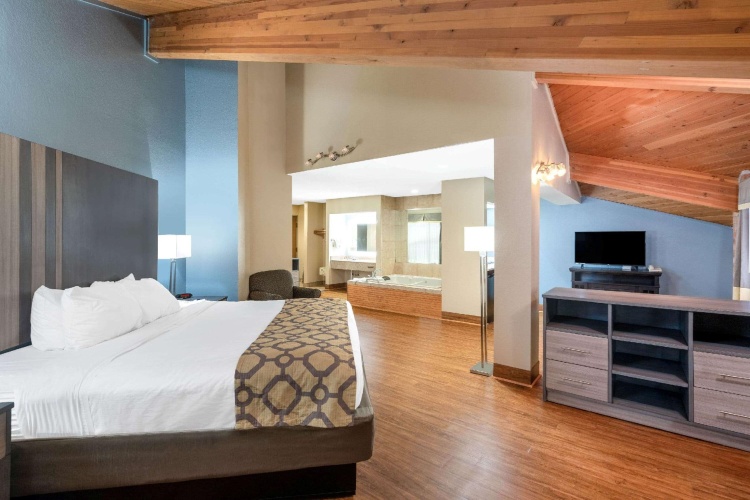 Presidential Double Suite with pool view