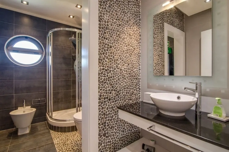 3 Bedrooms Apartment