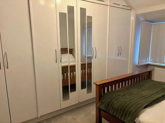 4 Bed House-sleeps 7-free Parking