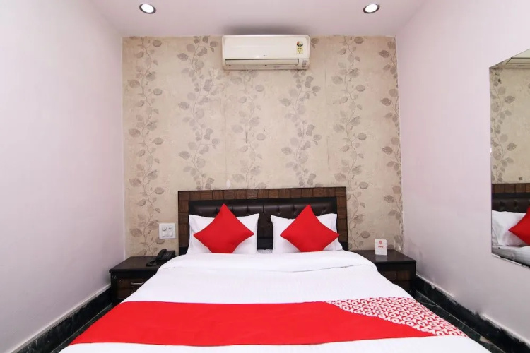 OYO 22756 Diksha Hotel