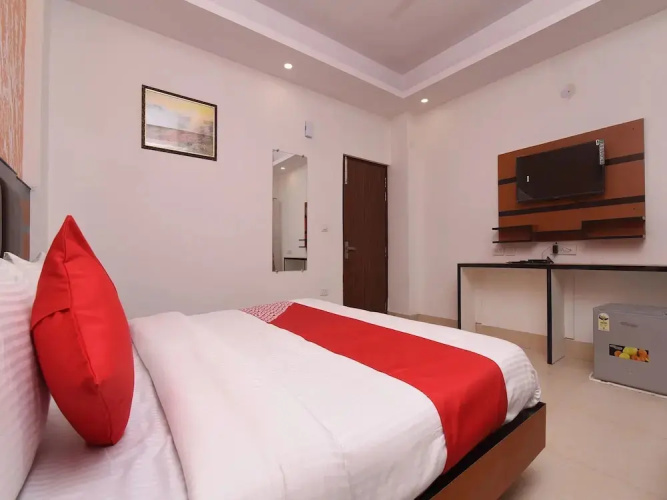 OYO 13310 Noida Suites