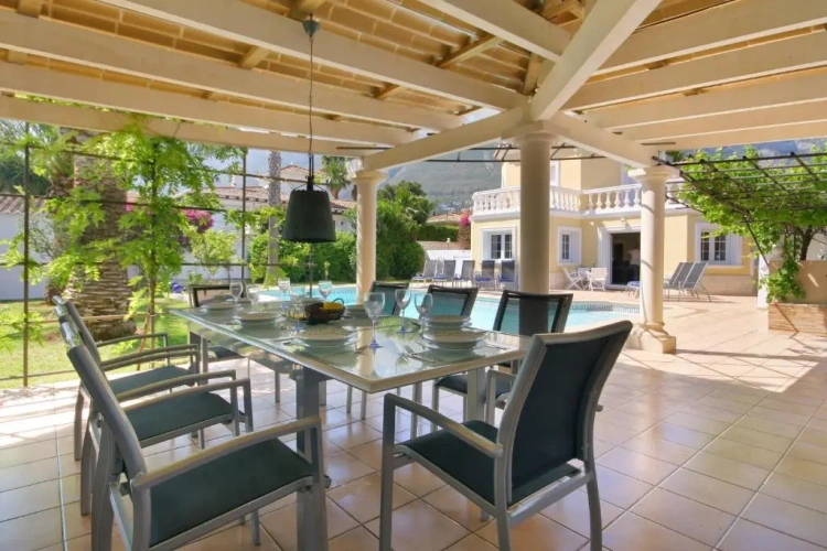 4 Bedrooms Villa