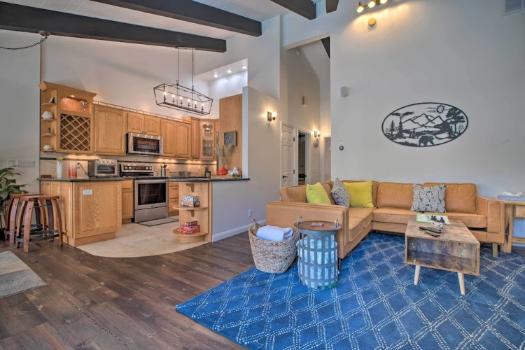 Epic Mammoth Lakes Getaway w/ Shared Pool, Hot Tub