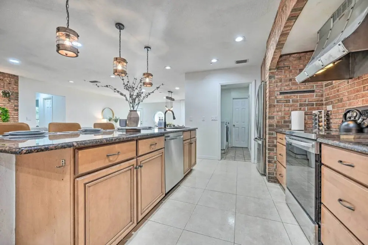 Private Pools & Hot Tubs: Luxe Brandon Oasis!
