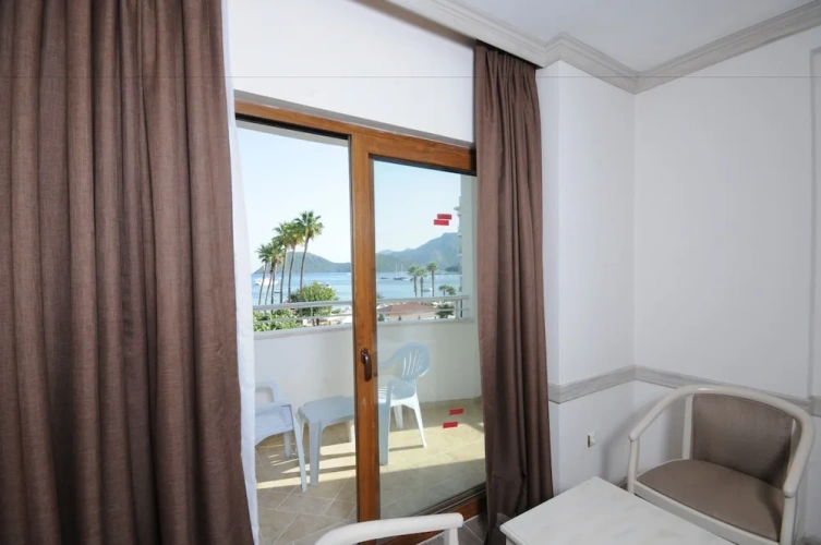 Standard room with balcony and with partial sea view