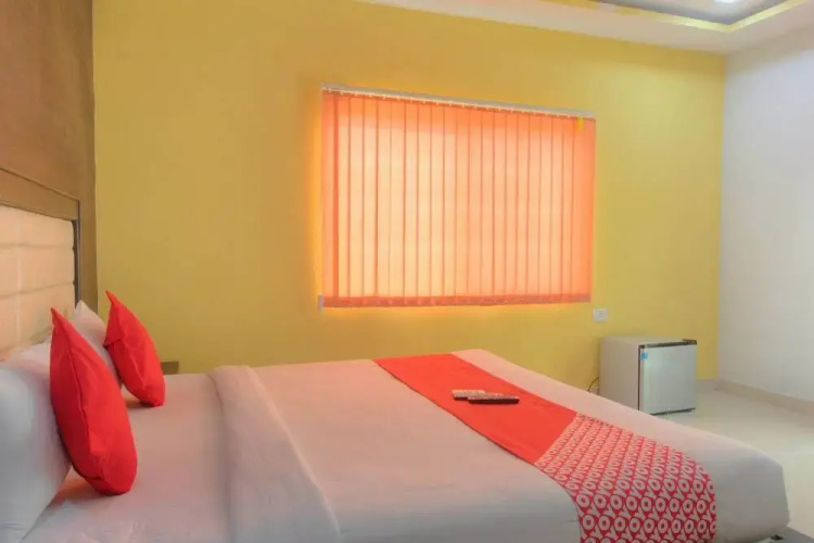 OYO 15965 Hotel Nandi Gateway