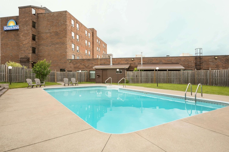 Days Inn by Wyndham Renfrew Conference Centre photo 11