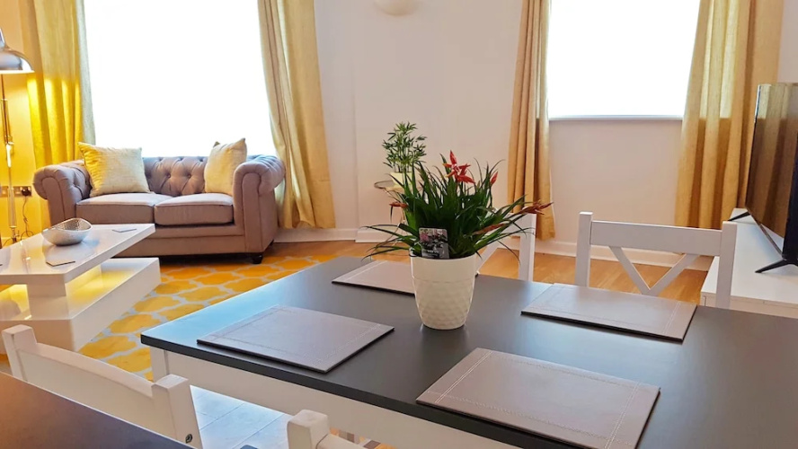 Spacious Bright and Modern Living