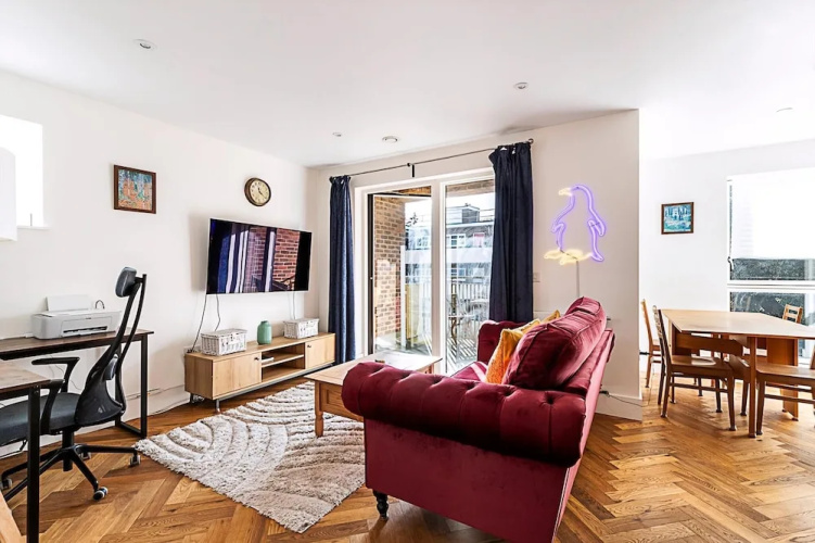 Chic Crystal Palace Flat with Balcony & Workspace