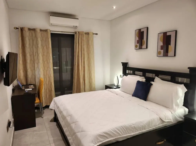 Luxurious & Comfy Gem-5 Star Location-pools, Gym!