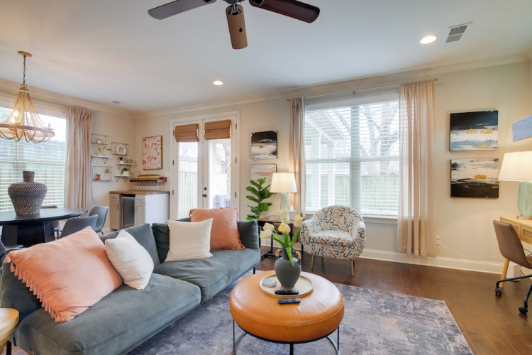 Hot Tub + Pool Table! Walkable Stay in Midtown MEM