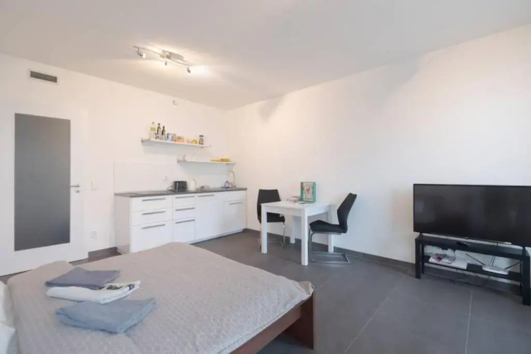 Bright studio, 10min to the Centre, free Netflix
