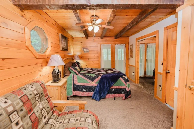 Always Christmas 2 Bedroom Cabin by RedAwning