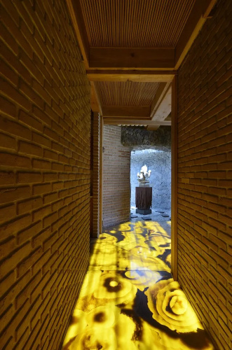 Espectacular y Enigmática Villa en Lago