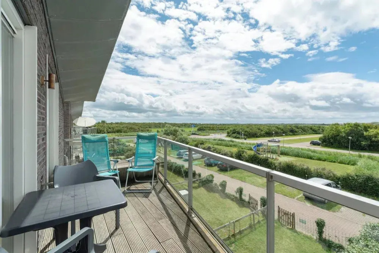 Beachside Apartment With Balcony