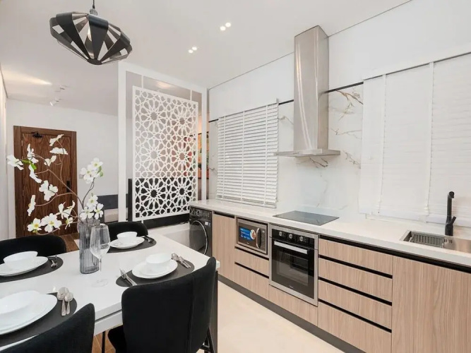 Stylish & Upscale Apartment in Almughrizat