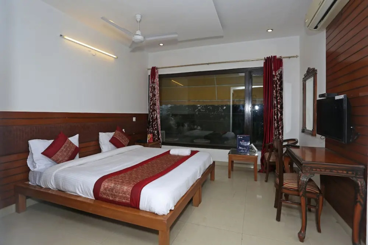 OYO 8337 DLF Phase 4