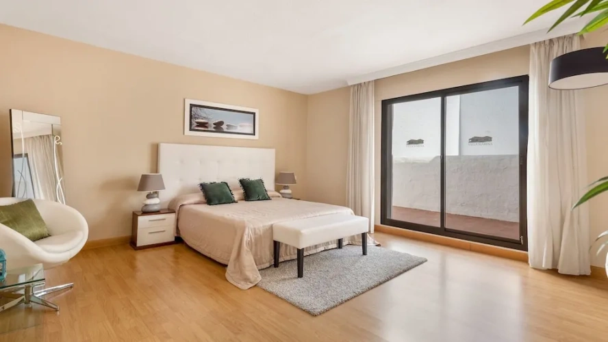 4 Bedrooms Villa