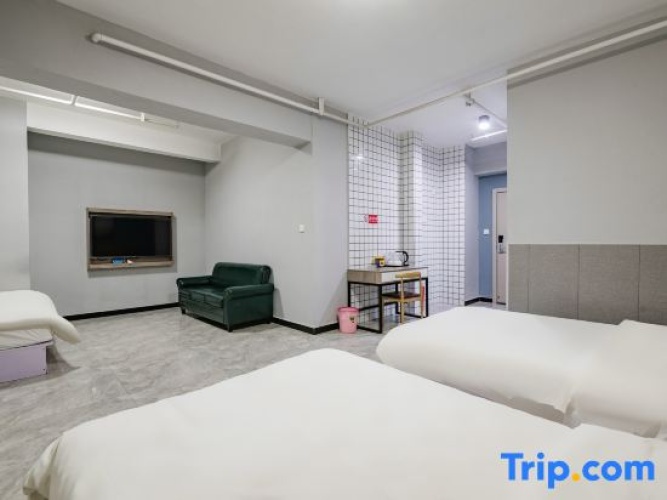 Standard Triple room with view