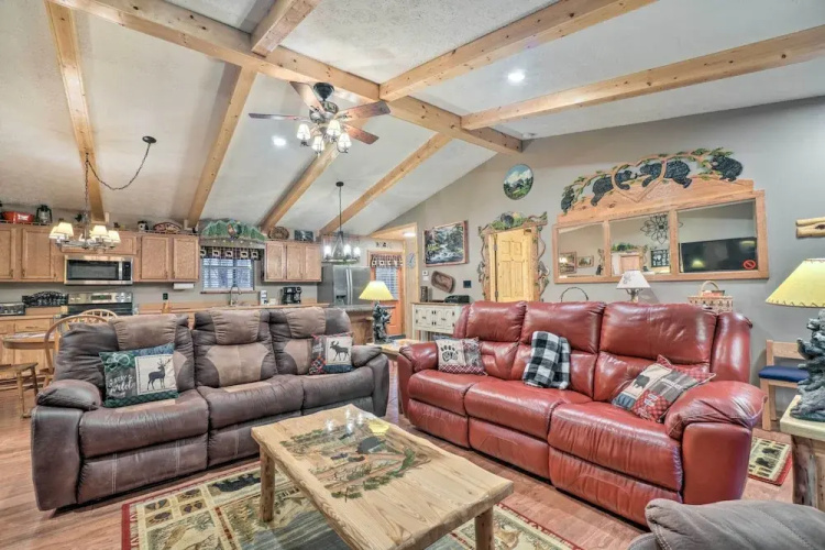 Woodsy Pigeon Forge Hideaway: Private Hot Tub