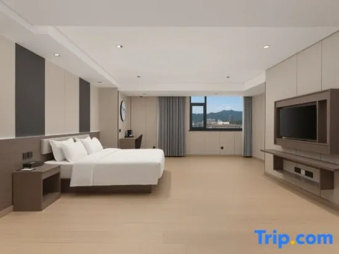 Deluxe Double room with city view