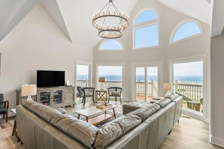 Cottage with balcony and with ocean view