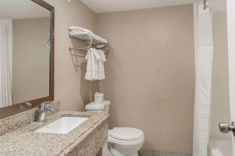 Clarion Inn & Suites Stroudsburg - Poconos