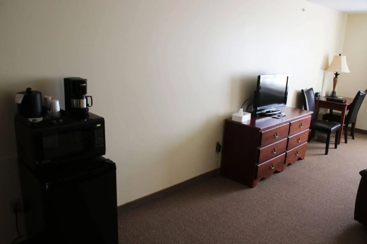Edgewood Hotel & Suites