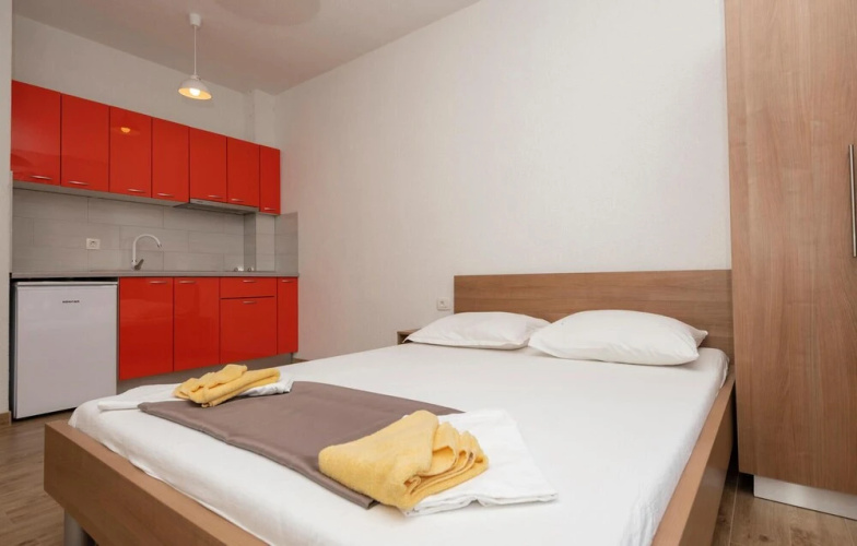 Beautiful Apartment in Drvenik With Wifi