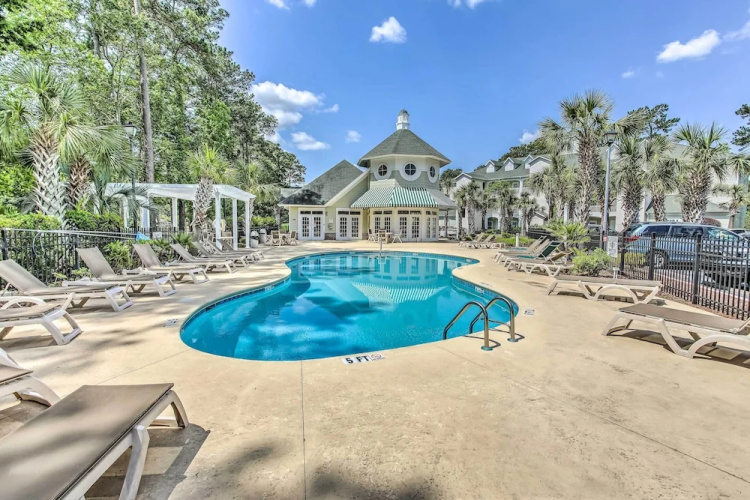 Centrally Located Studio w/ Pool in Myrtle Beach