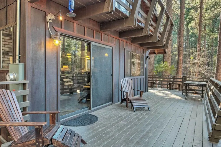 Walk Downtown: Arnold Cabin w/ Large Deck!
