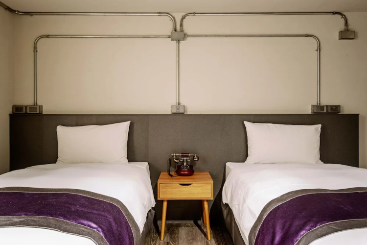 Saturn Hotel