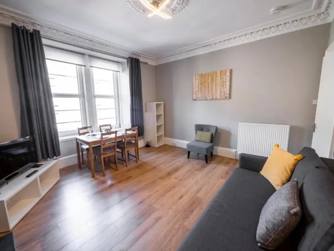 New Superhost Listing: Bright flat nr. University