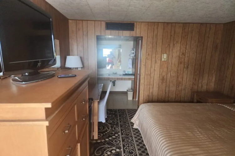 First Inn By OYO Quinter Hwy 70