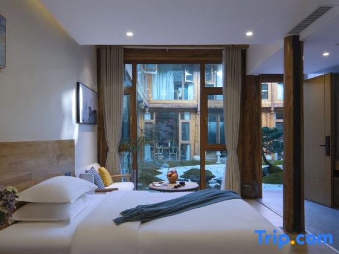 Standard Twin room with garden view