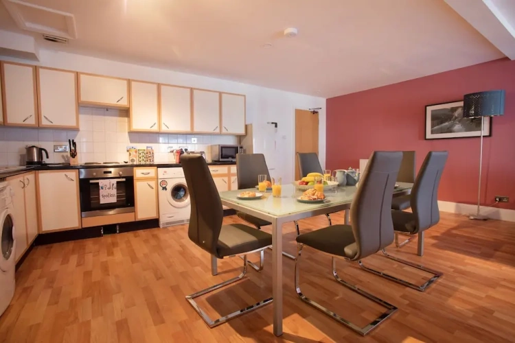 2 Bedrooms Apartment
