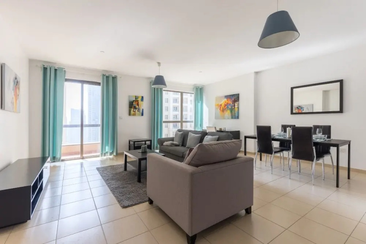 Spacious 1BR 5 minutes to beach