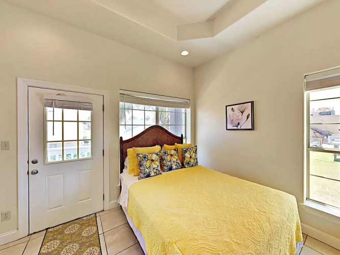 105 E Corral St Condo Unit D - 2 Br condo by RedAwning