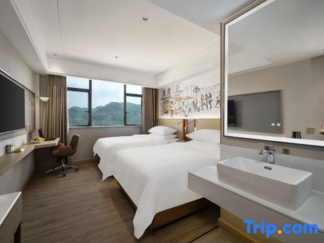 Standard Twin room with mountain view