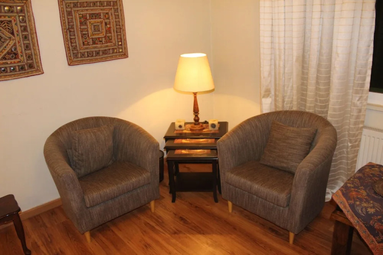 Beautiful 2 BR Apt Quiet & Private